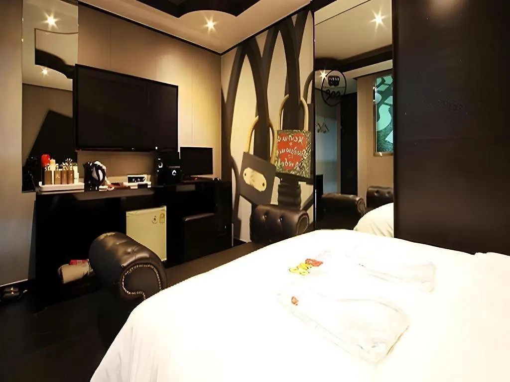 Bus Hotel Incheon 2*,