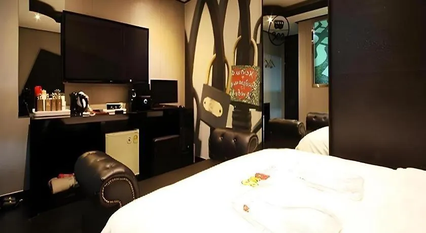 אינצ'ון Bus Hotel 2*,